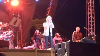 Jon Bon Jovi sings Under Pressure