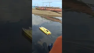 The first test run of my rc catamaran speed boat.. cant move fast cos the place too small