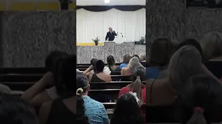 Pastor Luiz Claudio pregando a palavra sede setorial uberlandia