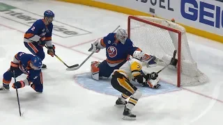 Robin Lehner uses pad to shut down Matt Cullen in tight