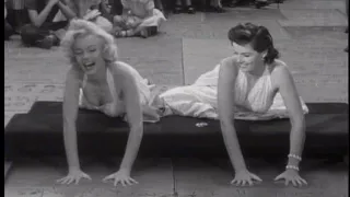 Marilyn Monroe y Jane Russell estampan sus huellas en el Teatro Chino en 1953