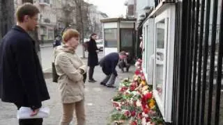 Киевляне несут цветы к посольству Польши