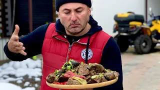 HEART, LIVER, LUNGS. LAMB LIVER IN A CAULDRON.