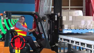 Unloading pallets from a truck tray safely