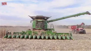 JOHN DEERE X9 1100 Combine Harvesting Corn
