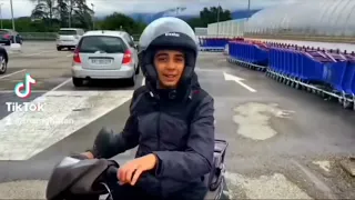 momo qui teste un scooter à ancienne vs maintenant