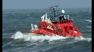 Ships in Giant Storm! Huge Waves in the Ocean