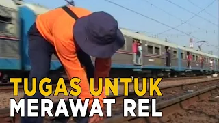 Berjalan menyusuri rel kereta api untuk memastikan keamanan lintasan kereta | SISI LAIN