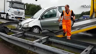 Auto belandt op vangrail van afrit A1 bij Hengelo