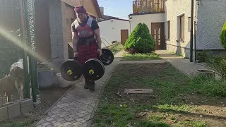 Farmer Carry in a kilt 255kg for 15m x2