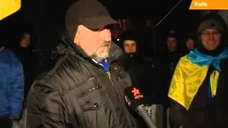 На Евромайдане появились кучки людей, просящих митингующих разойтись. Прямое включение