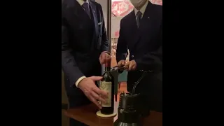 🇮🇹Opening a 1961 Petrus bottle for $15,000 with heated forceps