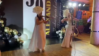 Скрипичный дуэт в костюмах живые цветы на свадьбу, праздник юбилей, корпоратив в Киеве, по Украине