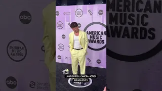 Charlie Puth on the red carpet at AMA’s 2022 via enews
