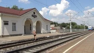 Пьяный мужик бежит навстречу поезду