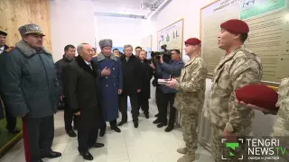 Краповый берет вручили Назарбаеву бойцы спецназа