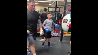 CANELO ALVAREZ TEACHES YOUNG AMATEUR BOXER HOW TO IMPROVE BODY SHOTS