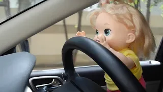 La Muñeca Baby Alive Sara conduciendo un Auto de verdad por Toda la Ciudad!!! TotoyKids