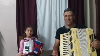 Criança tocando Gaita. Louvando a Deus. Hino 15 Harpa Conversão.