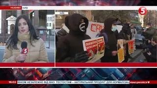 Активісти принесли чорну свинячу голову під посольство Білорусі в Києві / включення