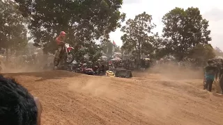 MOTOCROSS NIKKI SUPER. Jumping para Crosser di Sirkuit Air Panas, Desa Nyelanding. Bangka Belitung