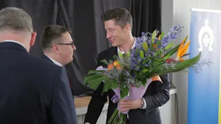 Robert Lewandowski odwiedził Leszno, gminę w której chodził do szkoły i zaczął przygodę ze sportem.