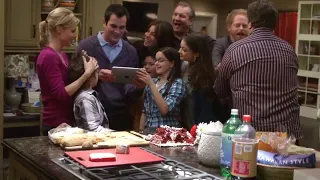 Modern Family 1x19 - Phil gets an iPad