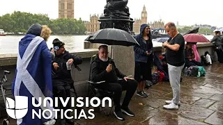 Sin importar la lluvia, miles de personas hacen una fila de horas para despedir a la reina Isabel II