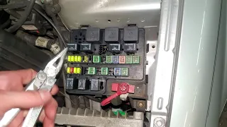 2006 Dodge Stratus/Chrysler Starter Fuse, Fuel Pump Fuse, Starter Relay & Fuel Pump Relay Location