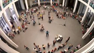 Blaskapelle überrascht Museumsbesucher mit "Thank You For The Music" von ABBA - Flashmob