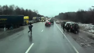 Тверь, М-10. Фура въехала в толпу протестующих дальнобойщиков.