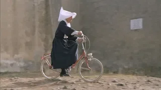 Луи де Фюнес на складном велосипеде