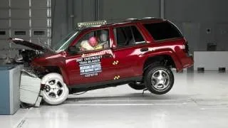 2007 Chevrolet TrailBlazer moderate overlap IIHS crash test