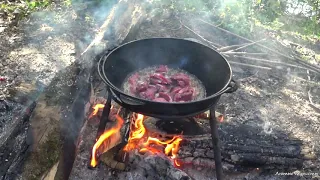 Плов в казане на костре у реки