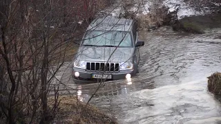 Jeep Grand Cherokee WK overcomes a dangerous ford.