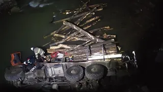 Лесовоз упал в реку - два человека погибли: ужасное ДТП на Прикарпатье