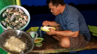 OVERNIGHT ON A BOAT DURING RAINY SEASON!!  COOK SEAFOOD AS AN EVENING DISH