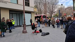 En la calle suena la música de Paco de Lucía.