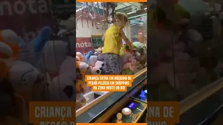 Criança entra em máquina de pegar pelúcia em shopping na Zona Norte do Rio #shorts