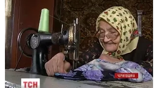 На Чернігівщині 100-річна бабуся шиє одяг для малозабезпечених сімей