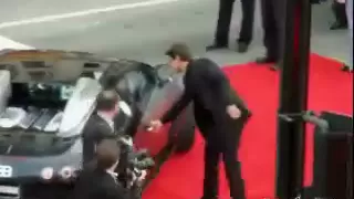 tom-cruise-cannot-open-the-door-of-his-bugatti-veyron-ar8283