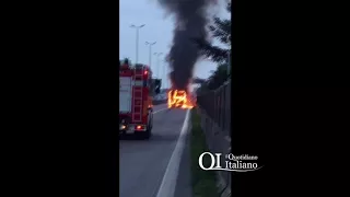 Bari, bus Amtab divorato dalle fiamme sulla SS 16