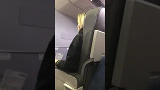 Истерика в самолете из-за ручной клади задержка рейса Utair на час.