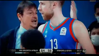 Ergin Ataman'ın atıldığı pozisyon