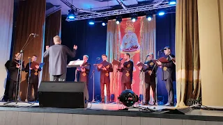 На сцене Дома культуры мужской хор "Всехсвятский" прихода храма в честь Всех Святых в Минске.
