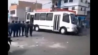 Arrollan con autobús a policías en Venezuela