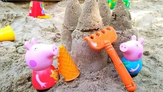 Свинка Пеппа и Джордж строят замок из песка