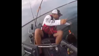 рыба перевернула лодку
