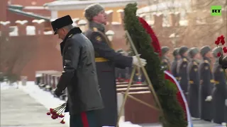 Путин возлагает венок 23 февраля