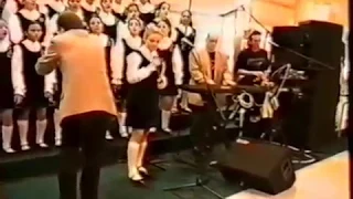 "CLOSE TO YOU"  - Meninas Cantoras de Petrópolis na Feira Internacional de Lisboa em 2002